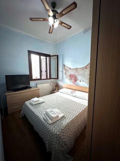 Bed, TV and multimedia, Photo of the whole room, Bedroom, wardrobe