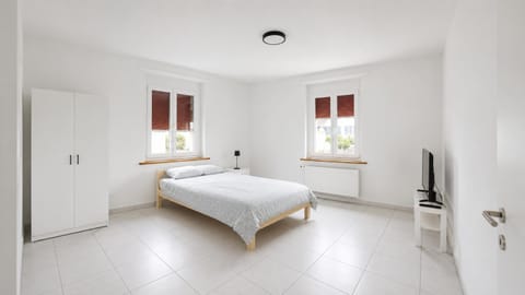 Bed, TV and multimedia, Photo of the whole room, Bedroom