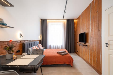Bed, TV and multimedia, Living room, Photo of the whole room, Seating area, Evening entertainment, Bedroom