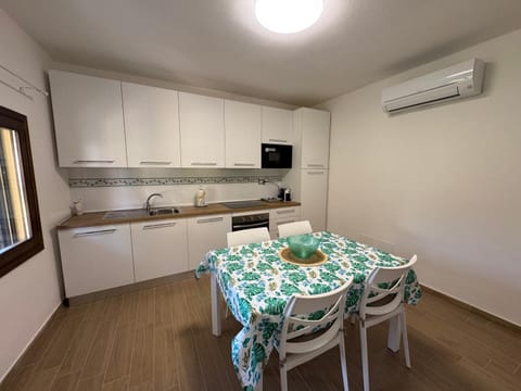 Kitchen or kitchenette, Dining area, air conditioner