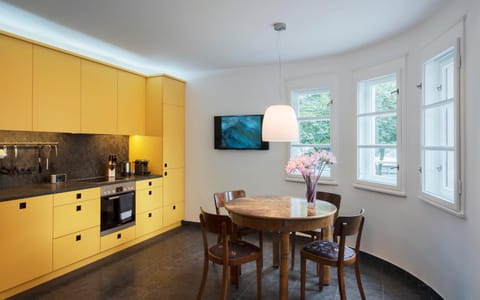 Kitchen or kitchenette, Dining area