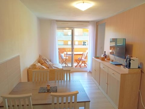 Coffee/tea facilities, Living room, Seating area, Dining area