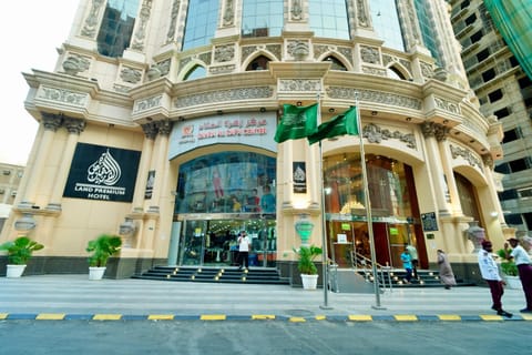 Property building, Facade/entrance, Day, People, City view, Location, group of guests