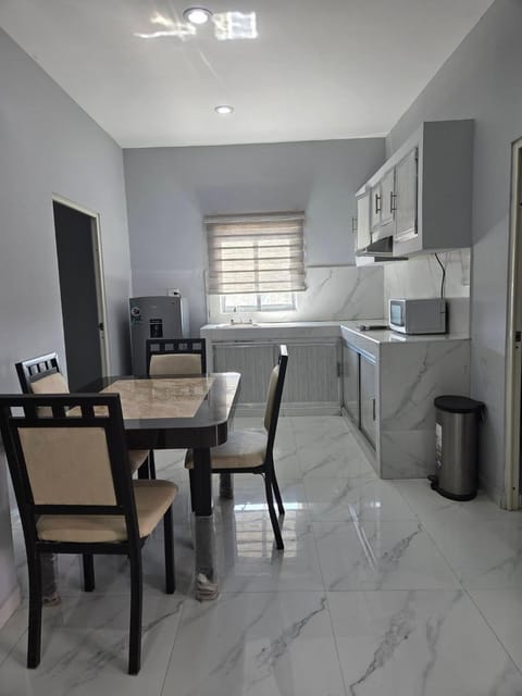 Kitchen or kitchenette, Dining area, minibar, oven