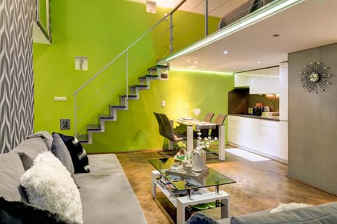 Coffee/tea facilities, Kitchen or kitchenette, Dining area