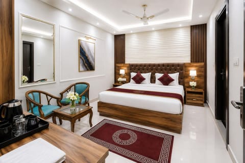 Property building, Bed, TV and multimedia, Living room, Photo of the whole room, Seating area, Bedroom, hair dresser, wardrobe