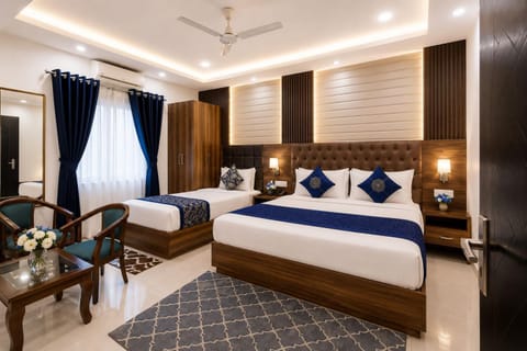 Shower, Toilet, Property building, Bed, BBQ facilities, Hot Tub, Sauna, Bathroom, Coffee/tea facilities, View (from property/room), Balcony/Terrace, Kitchen or kitchenette, Photo of the whole room, Dining area, Bedroom, City view, Garden view, Landmark view, Quiet street view, fireplace, wardrobe, air conditioner