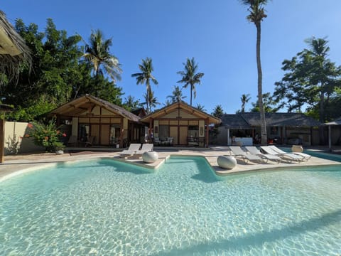 Property building, Swimming pool, sunbed