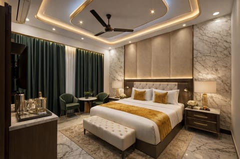 Bed, TV and multimedia, Photo of the whole room, Bedroom, fireplace