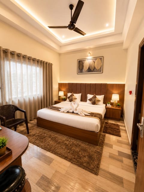 Bed, TV and multimedia, Living room, Photo of the whole room, Seating area, Bedroom, fireplace, air conditioner