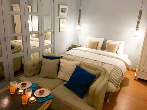 Shower, Toilet, Bathroom, TV and multimedia, Kitchen or kitchenette, Photo of the whole room, Decorative detail, Bedroom, Area and facilities