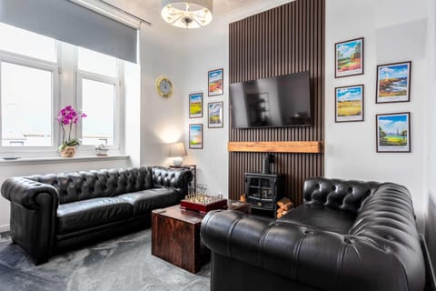 Communal lounge/ TV room, TV and multimedia, Living room, Seating area, Evening entertainment