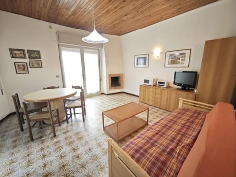 Communal lounge/ TV room, Bed, TV and multimedia, Bedroom