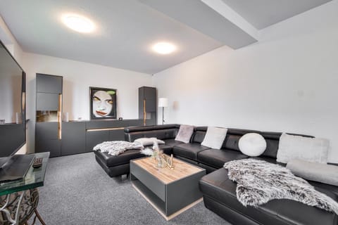 Communal lounge/ TV room, TV and multimedia, Living room, Seating area
