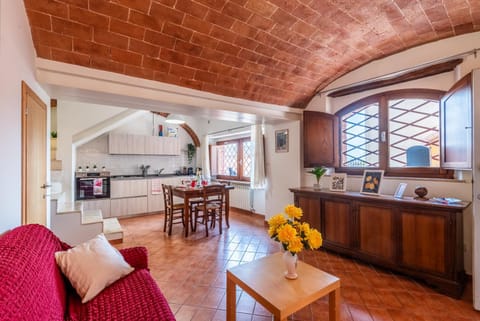 Kitchen or kitchenette, Living room, Seating area, Dining area