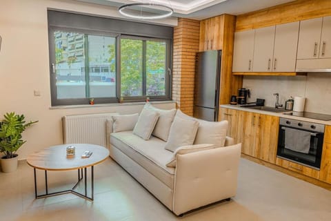 Coffee/tea facilities, Kitchen or kitchenette, Living room, Seating area, Dining area, oven, stove