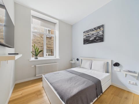 Bed, TV and multimedia, Photo of the whole room, Bedroom