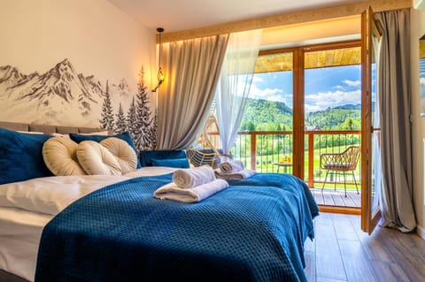 View (from property/room), Balcony/Terrace, Bedroom, Mountain view