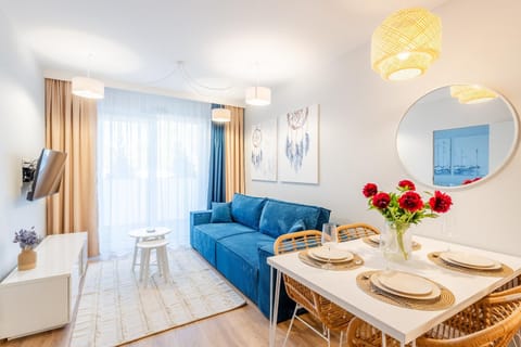 Communal lounge/ TV room, TV and multimedia, Living room, Seating area, Dining area