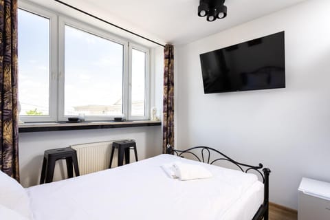 Bed, Day, TV and multimedia, Photo of the whole room, towels