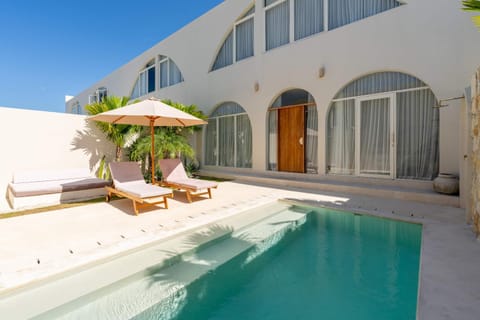 Property building, Patio, Day, Pool view, Swimming pool, Swimming pool, sunbed