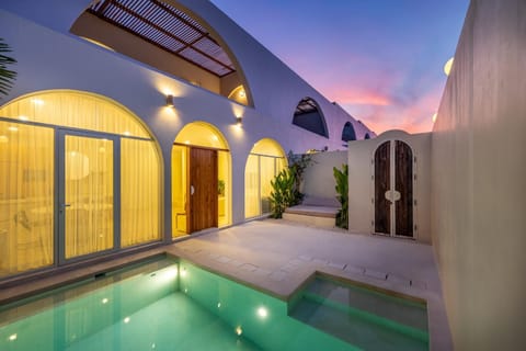 Patio, Pool view, Swimming pool, Swimming pool, sunbed