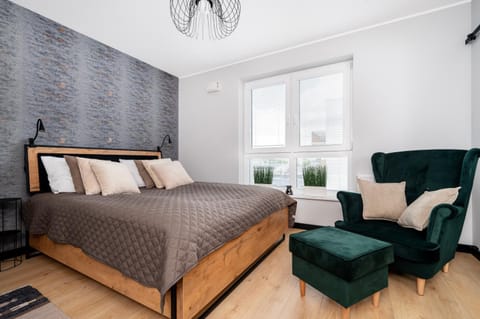 Bed, Photo of the whole room, Seating area, Bedroom