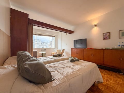 Bed, TV and multimedia, Photo of the whole room, Evening entertainment, Bedroom