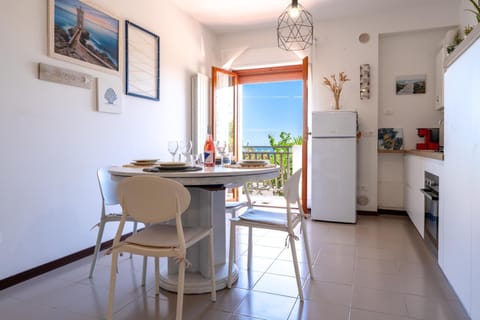 Coffee/tea facilities, Kitchen or kitchenette, Living room, Seating area, Dining area, Sea view, dishwasher, oven