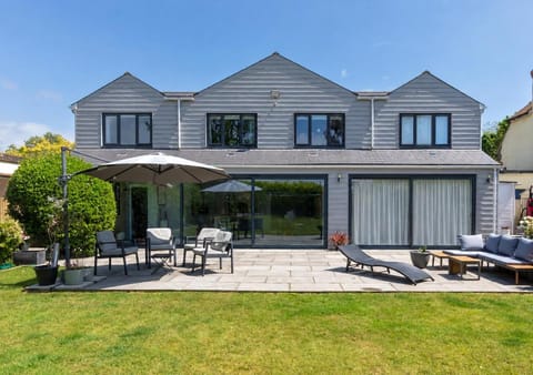Property building, Patio, Day, Garden, Seating area, Garden view, pet friendly, sunbed