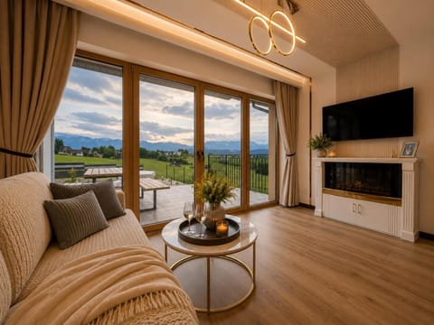 Communal lounge/ TV room, Natural landscape, TV and multimedia, Living room, Seating area, Evening entertainment, Mountain view