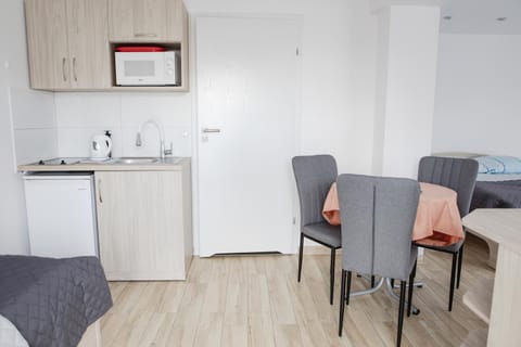Kitchen or kitchenette, Living room, stove