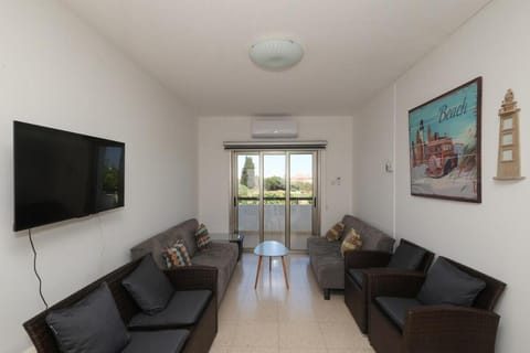 Communal lounge/ TV room, TV and multimedia, Living room, Seating area, Evening entertainment, air conditioner