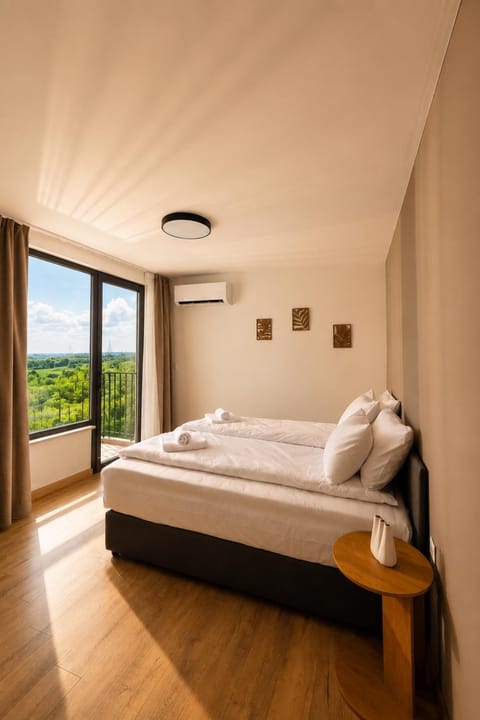 Bedroom, City view