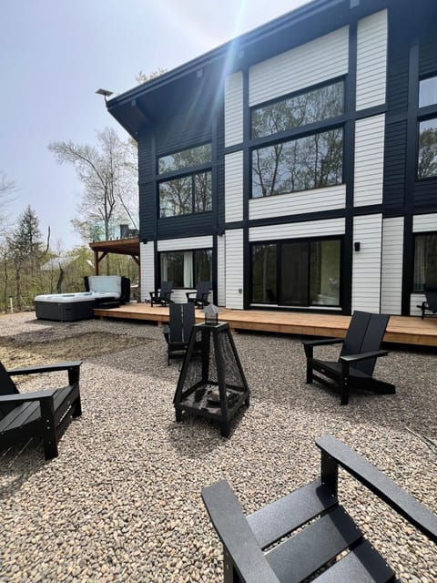 Property building, Patio, Spa and wellness centre/facilities, sunbed