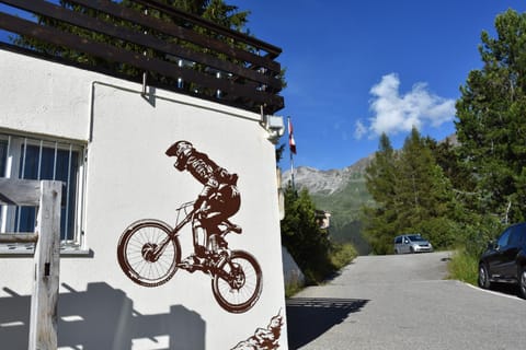 Erlebacherhus Hostel in Canton of Grisons