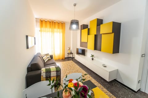Communal lounge/ TV room, TV and multimedia, Living room, Seating area, Evening entertainment