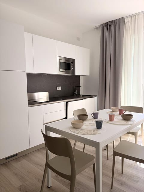 Kitchen or kitchenette, Dining area, stove