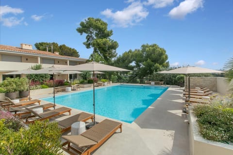 Swimming pool, sunbed