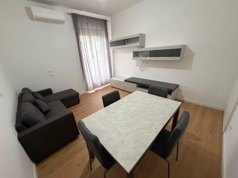 Seating area, Dining area, air conditioner