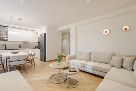 Kitchen or kitchenette, Living room, Seating area, Dining area, oven