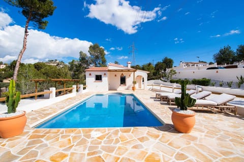 Day, Natural landscape, Swimming pool, sunbed