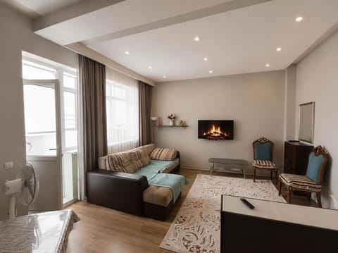 TV and multimedia, Seating area, Bedroom