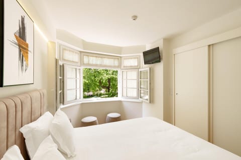 Bed, TV and multimedia, Bedroom