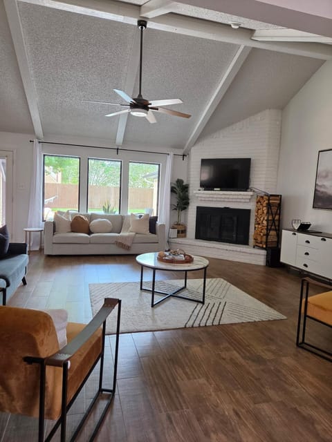 TV and multimedia, Living room, Seating area, Evening entertainment, fireplace