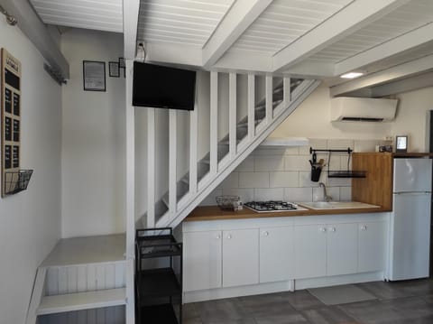 TV and multimedia, Kitchen or kitchenette, Seating area, stove, air conditioner