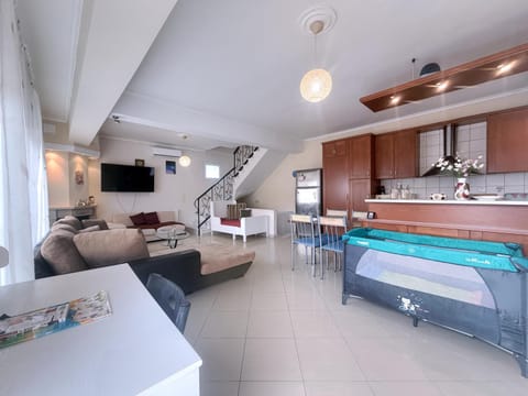 Communal lounge/ TV room, TV and multimedia, Kitchen or kitchenette, Living room, Photo of the whole room, Seating area