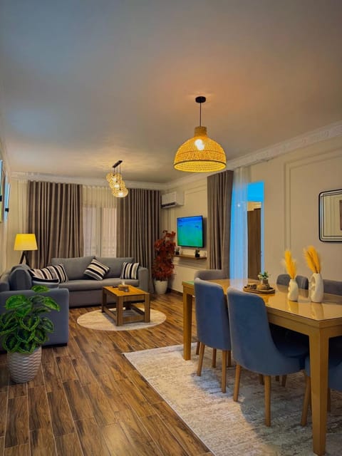 TV and multimedia, Photo of the whole room, Seating area, Dining area