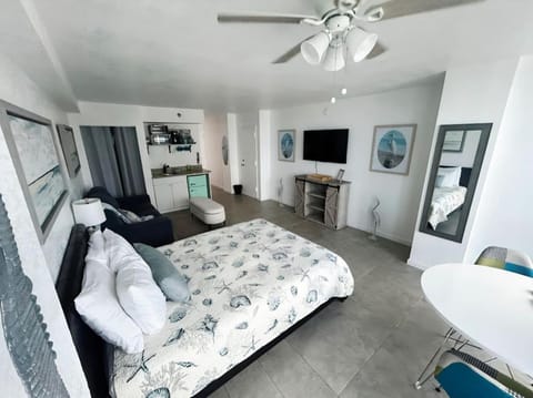 Bed, TV and multimedia, Kitchen or kitchenette, Seating area, Dining area, microwave, minibar