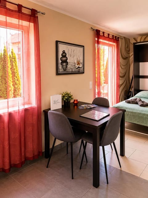 Living room, Photo of the whole room, Seating area, Dining area